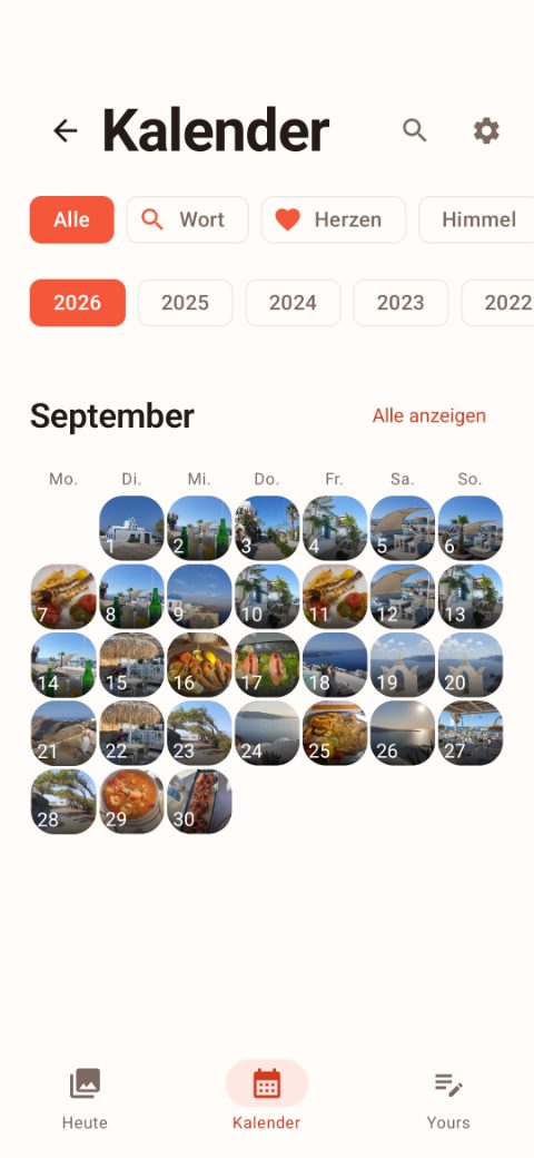 Die Monatsansicht: ein Kalenderraster, in dem jeder Tag des Septembers das Foto trägt, das an diesem Tag entstanden ist.